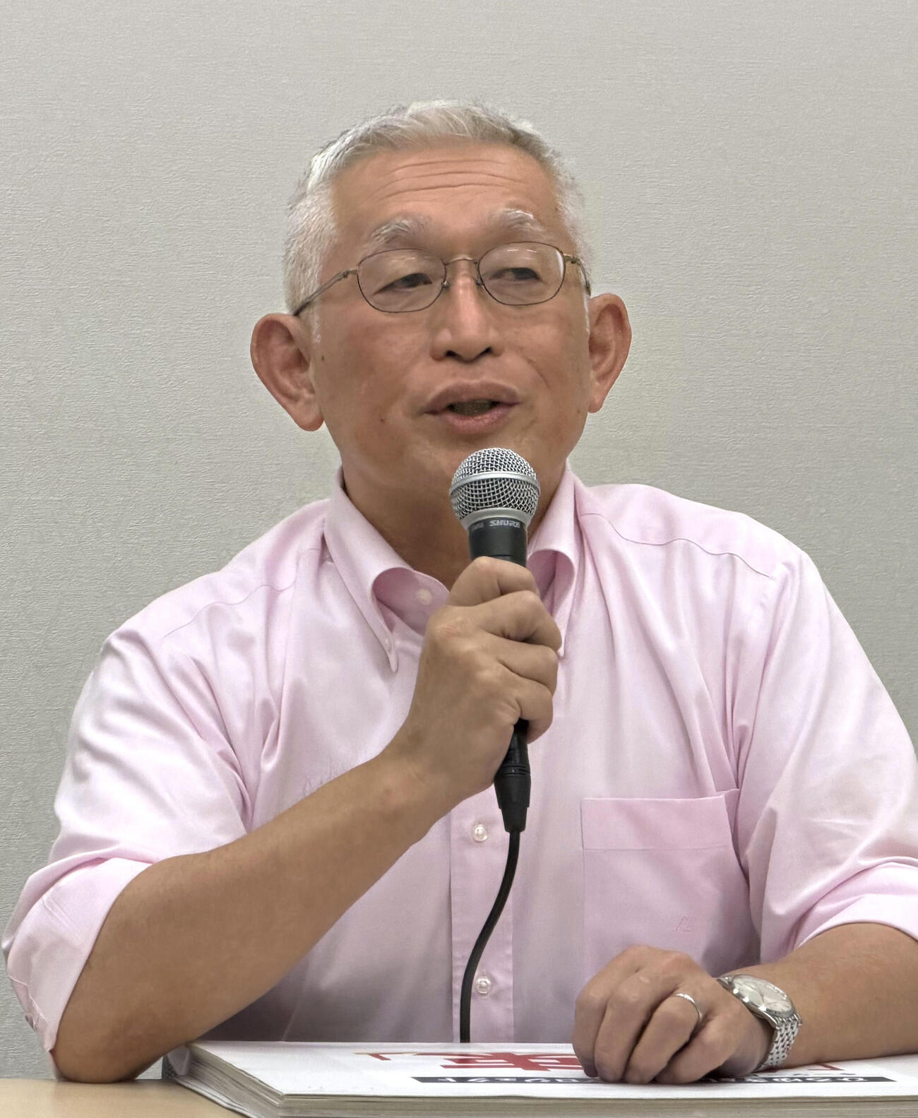 記者会見する泉房穂参院議員＝21日午後、国会（共同）
