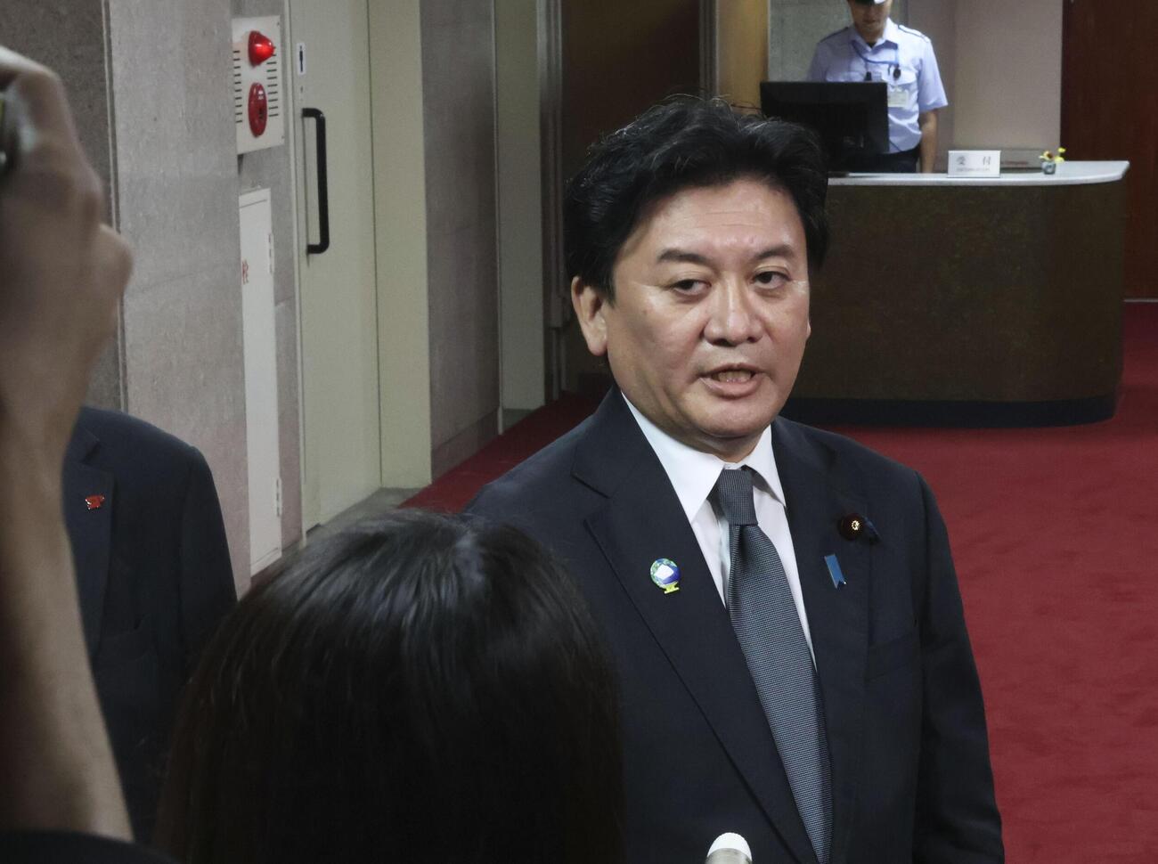 記者団の取材に応じる武部農相＝21日午後、農水省（共同）