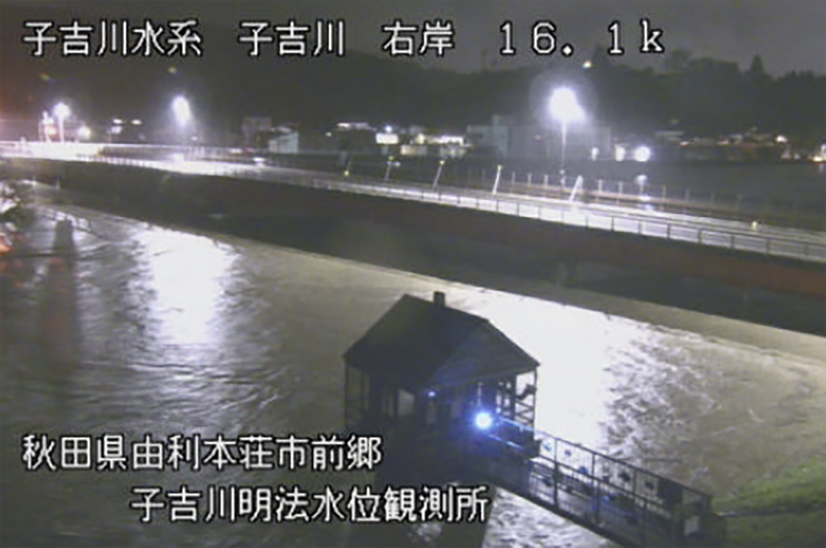 大雨で増水した秋田県由利本荘市の子吉川のライブカメラ画像＝21日夜（国交省提供）＝共同
