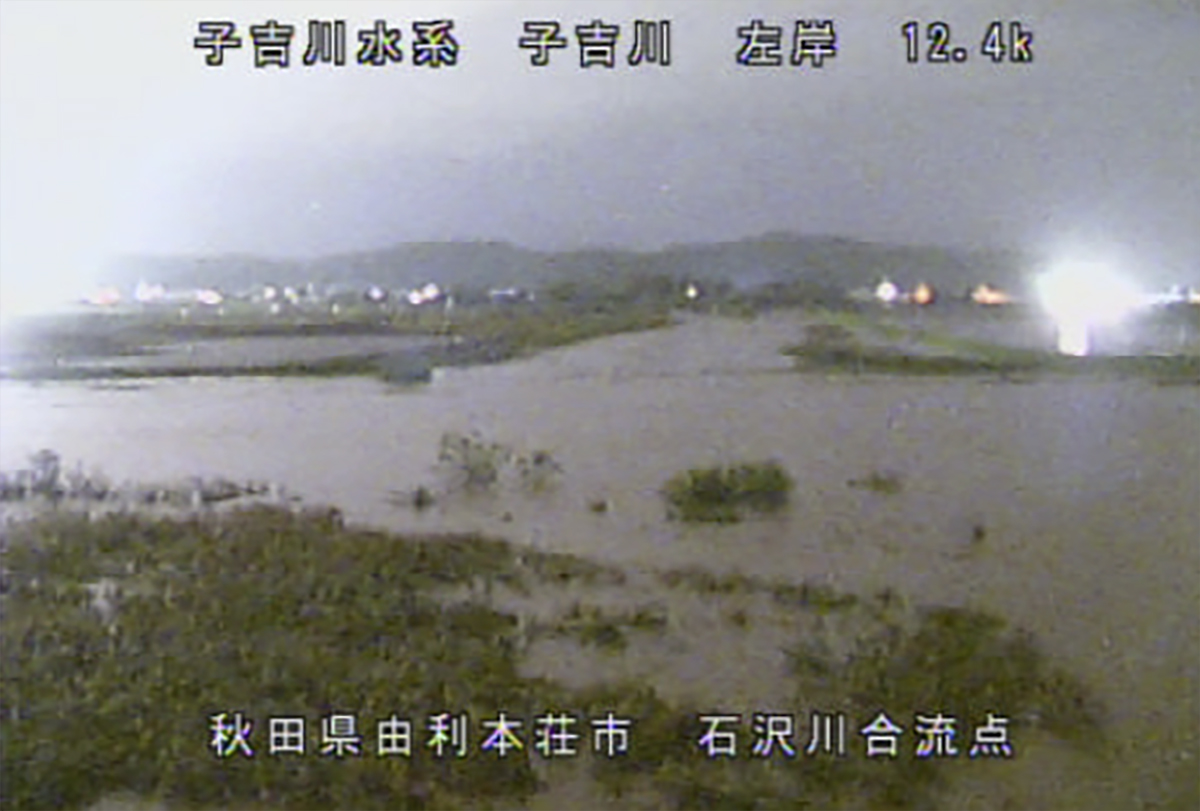 大雨で増水した秋田県由利本荘市の子吉川のライブカメラ画像＝21日夜（国交省提供）＝共同