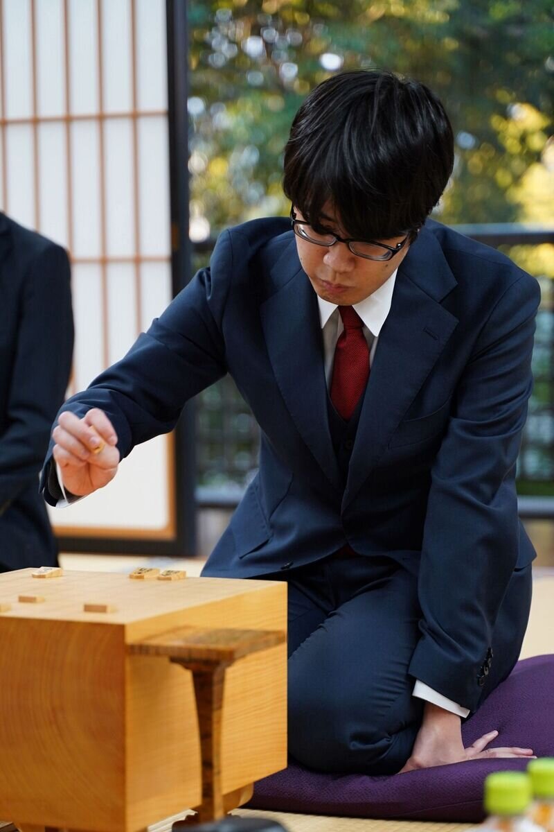 タイトル戦初白星を挙げて1勝1敗に追いつきたい挑戦者の服部慎一郎七段（日本将棋連盟提供）