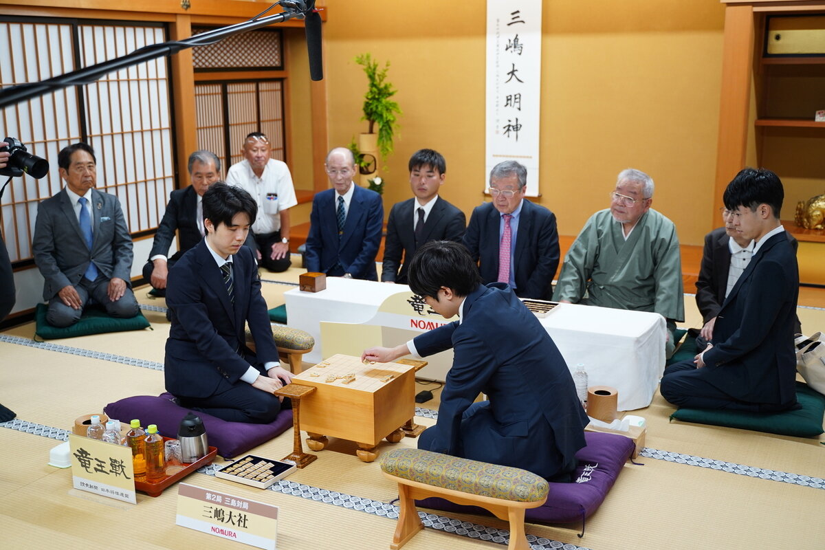 竜王戦第2局の前日検分を行った藤井聡太竜王（左）と服部慎一郎七段（右、日本将棋連盟提供）