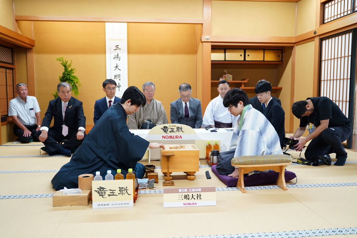 竜王戦第2局は服部慎一郎七段（右）の先手で対局開始（左は後手の藤井聡太竜王、日本将棋連盟提供）