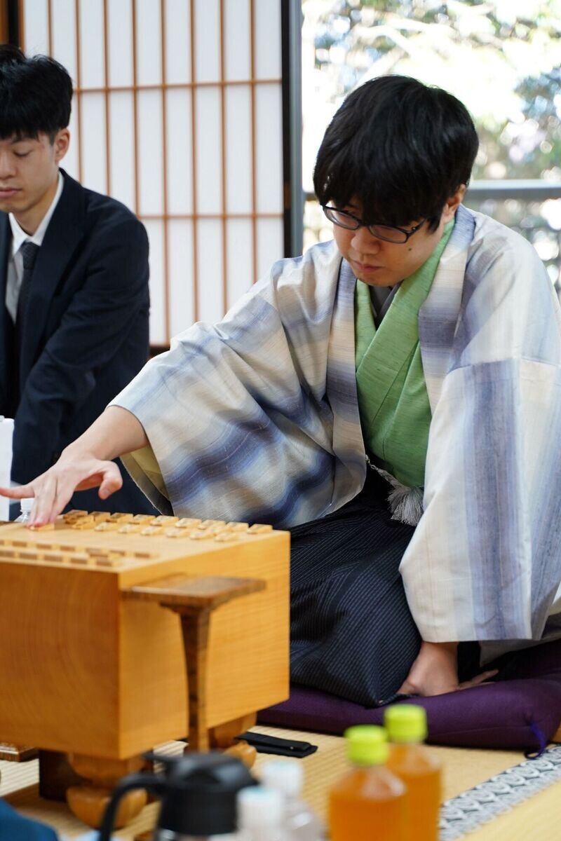 タイトル戦初勝利を目指して初手を指す服部慎一郎七段（日本将棋連盟提供）