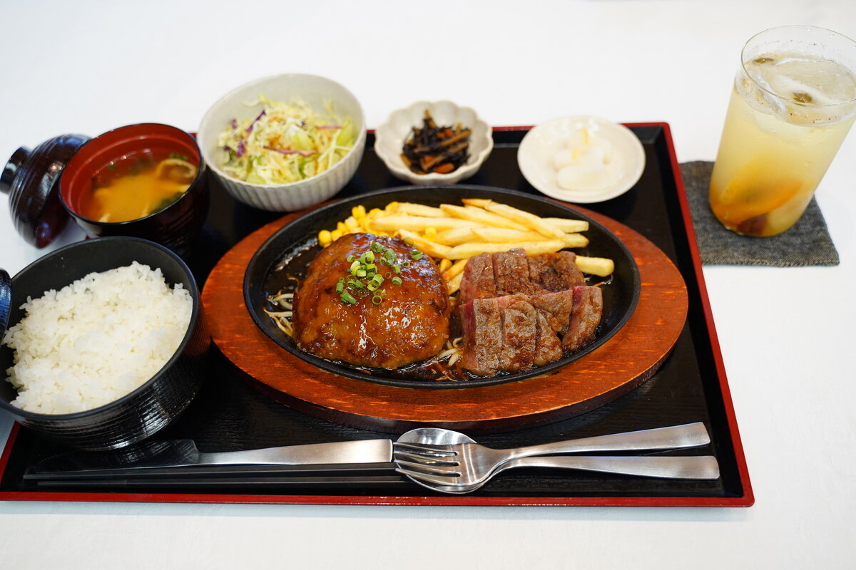服部慎一郎七段の初日ランチは「ジューシーハンバーグと北海道産サーロインステーキ膳」（日本将棋連盟提供）