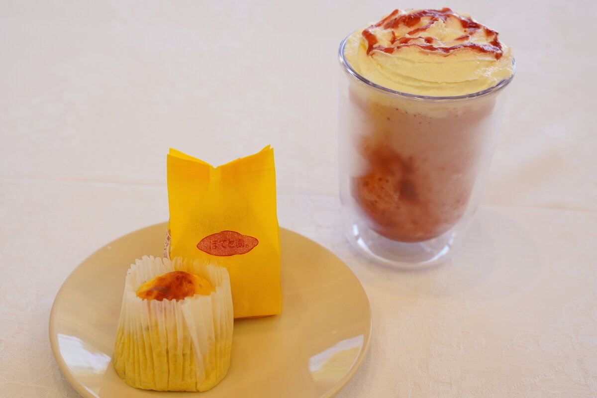 ハットリ君の初日午前のおやつは「ぽてと園」と「三島産　紅ほっぺのフラペッチャ」（日本将棋連盟提供）