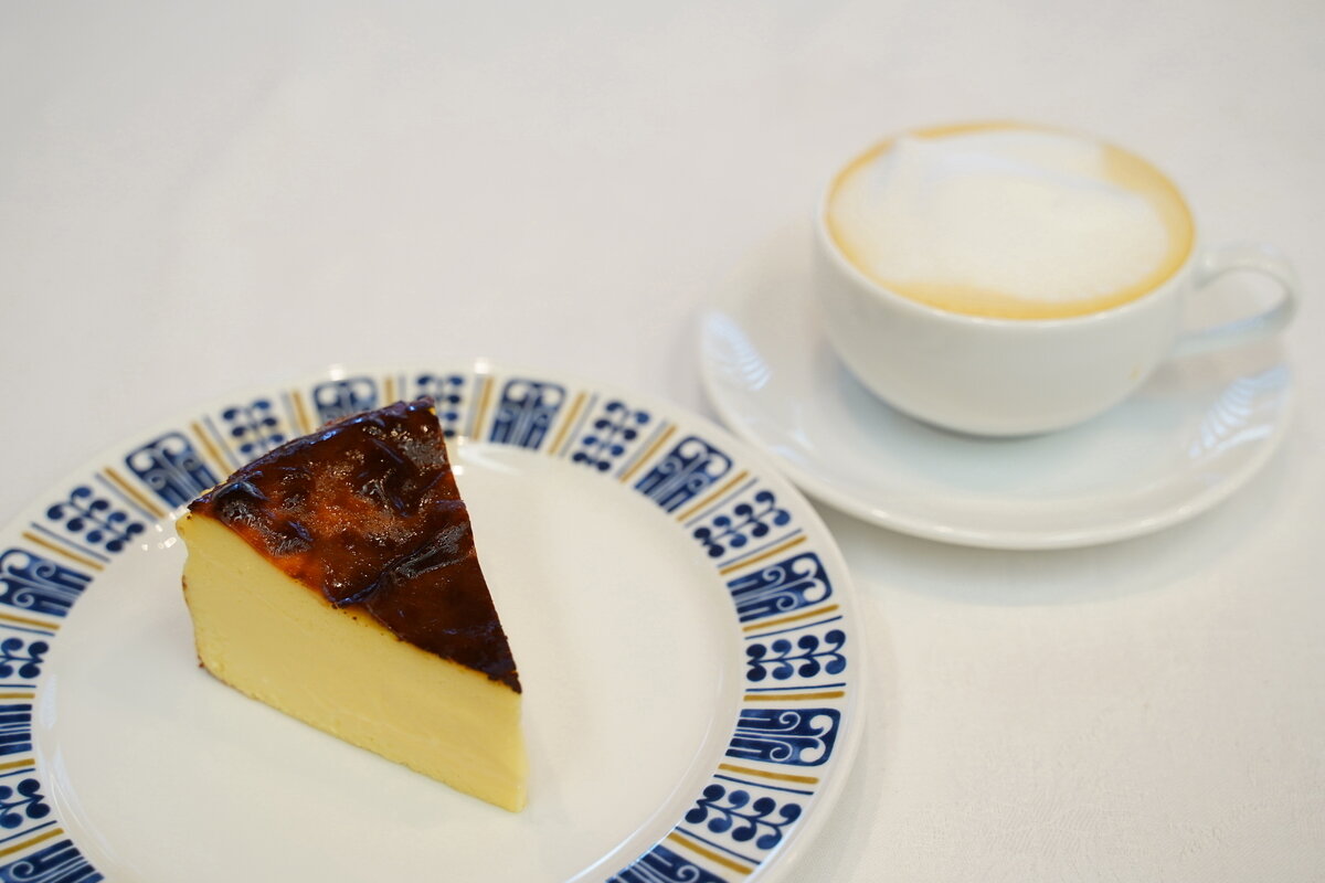 藤井聡太竜王の初日午後のおやつは「チーズケーキ」と「三島の和紅茶ロイヤルミルクティ」（日本将棋連盟提供）