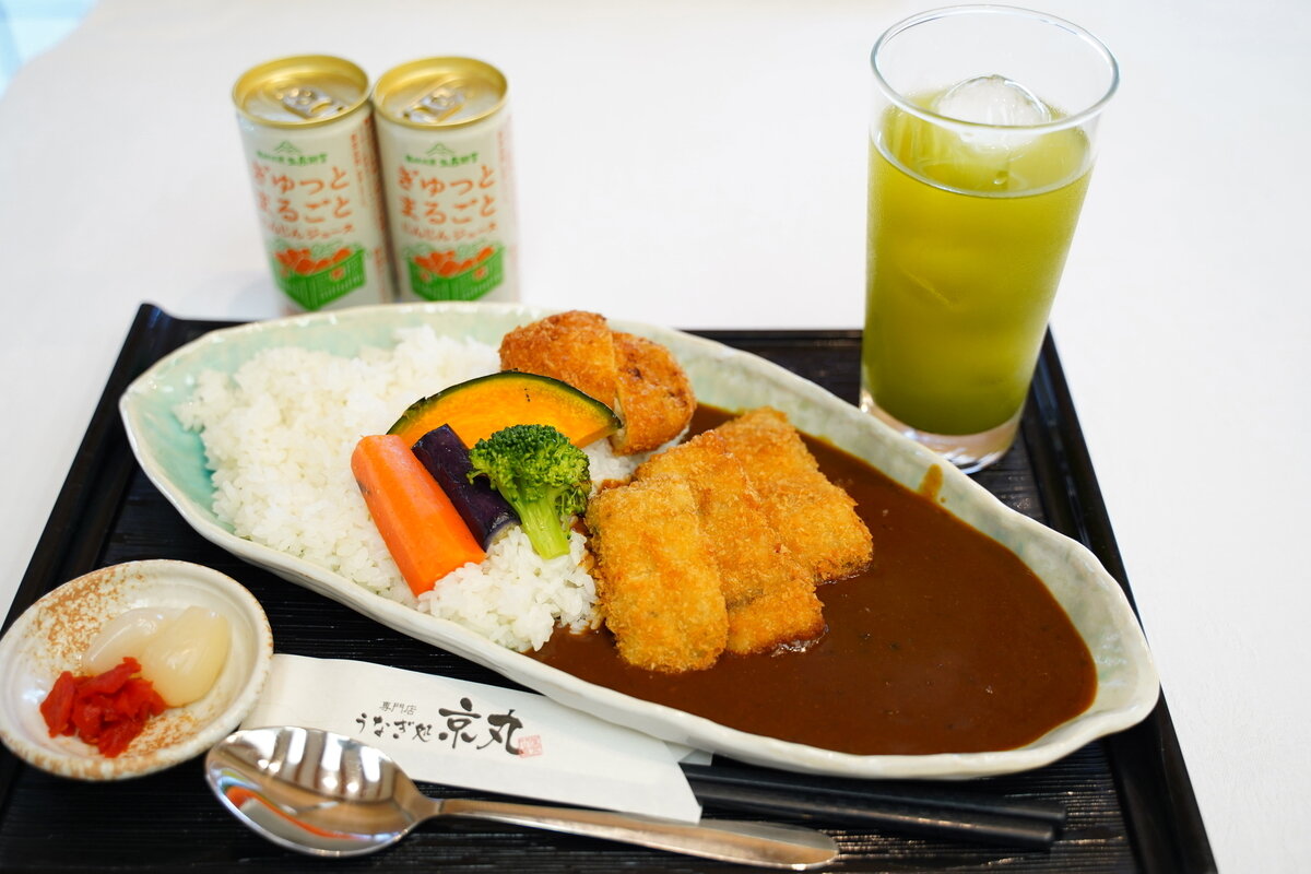 藤井聡太竜王の初日ランチは「鰻のカツ勝つカレー三島野菜添え」「箱根西麓三島野菜ぎゅっとまるごとにんじんジュース」（日本将棋連盟提供）