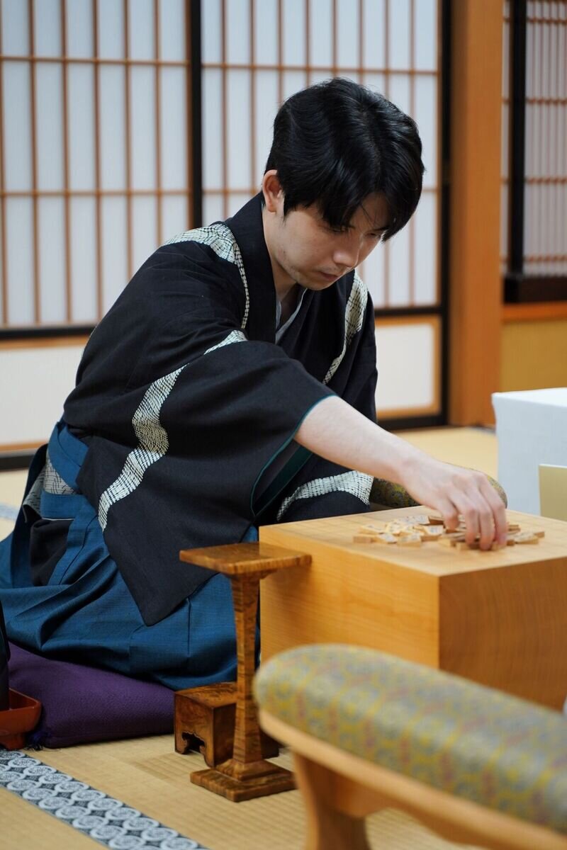 初日を終えて駒を片付ける藤井聡太竜王（日本将棋連盟提供）