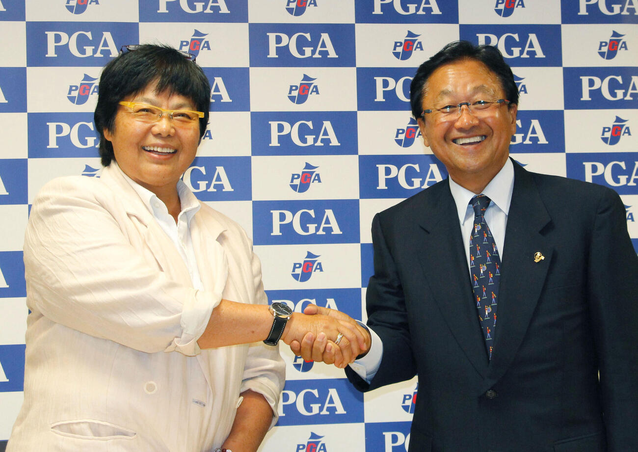 2014年7月、日本プロゴルフ協会の理事就任が決まり、倉本昌弘会長（右、当時）と握手する岡本綾子さん＝東京都港区（共同）