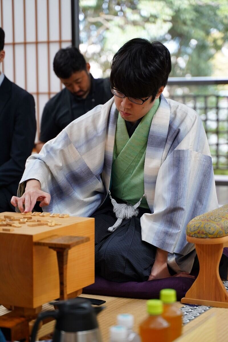 タイトル戦初白星なるか服部慎一郎七段（日本将棋連盟提供）