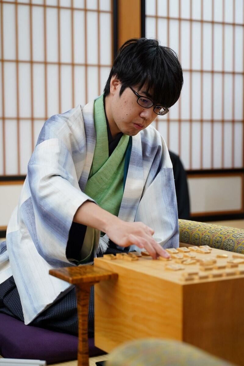 タイトル戦初白星なるか服部慎一郎七段（日本将棋連盟提供）