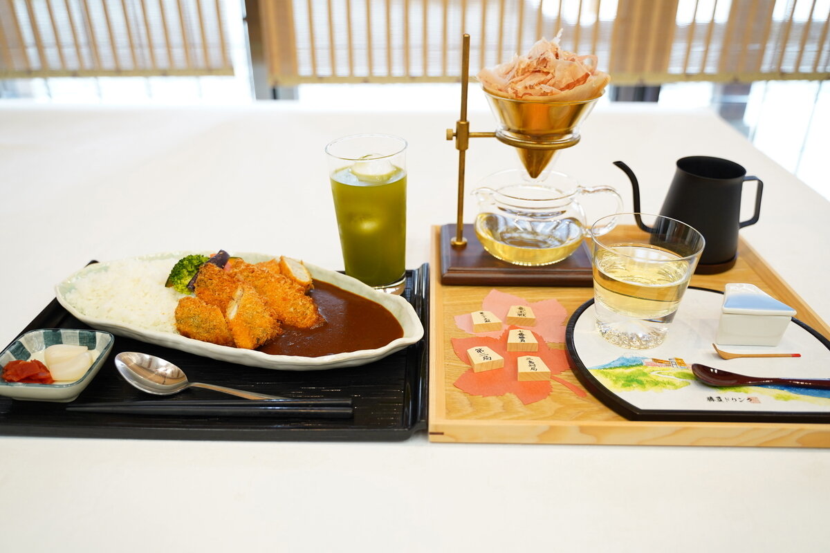 服部慎一郎七段の2日目の勝負メシは「鰻のカツ勝つカレー三島野菜添え」と「静岡のかつお節を味わうコーヒードリップ仕立ての一番だし」（日本将棋連盟提供）