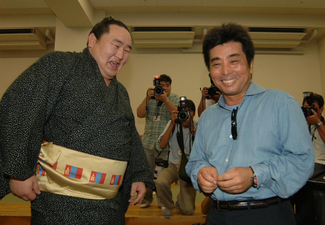 大相撲秋場所11日目　1敗を死守した朝青龍（左）は作家の村上龍氏の激励に笑顔を見せる（06年9月20日）