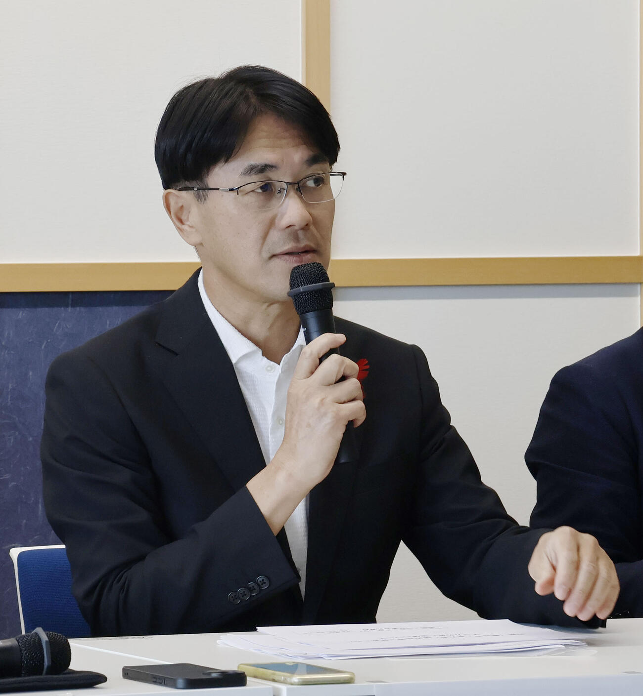 記者会見する奈良県の山下真知事＝23日午前、奈良市（共同）
