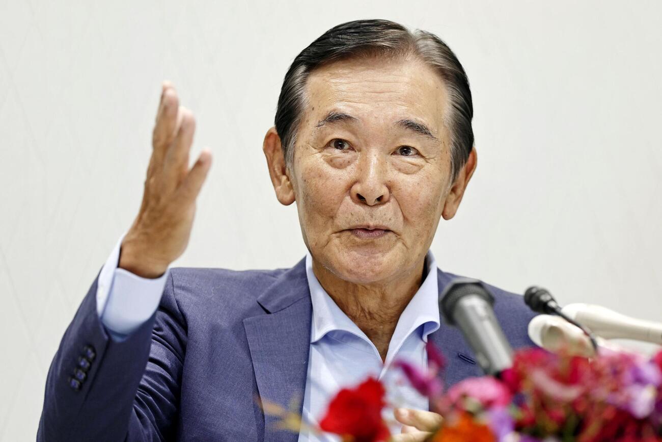 文化勲章に選ばれ、記者会見で喜びを語る作曲家の都倉俊一さん＝23日午前、東京都港区