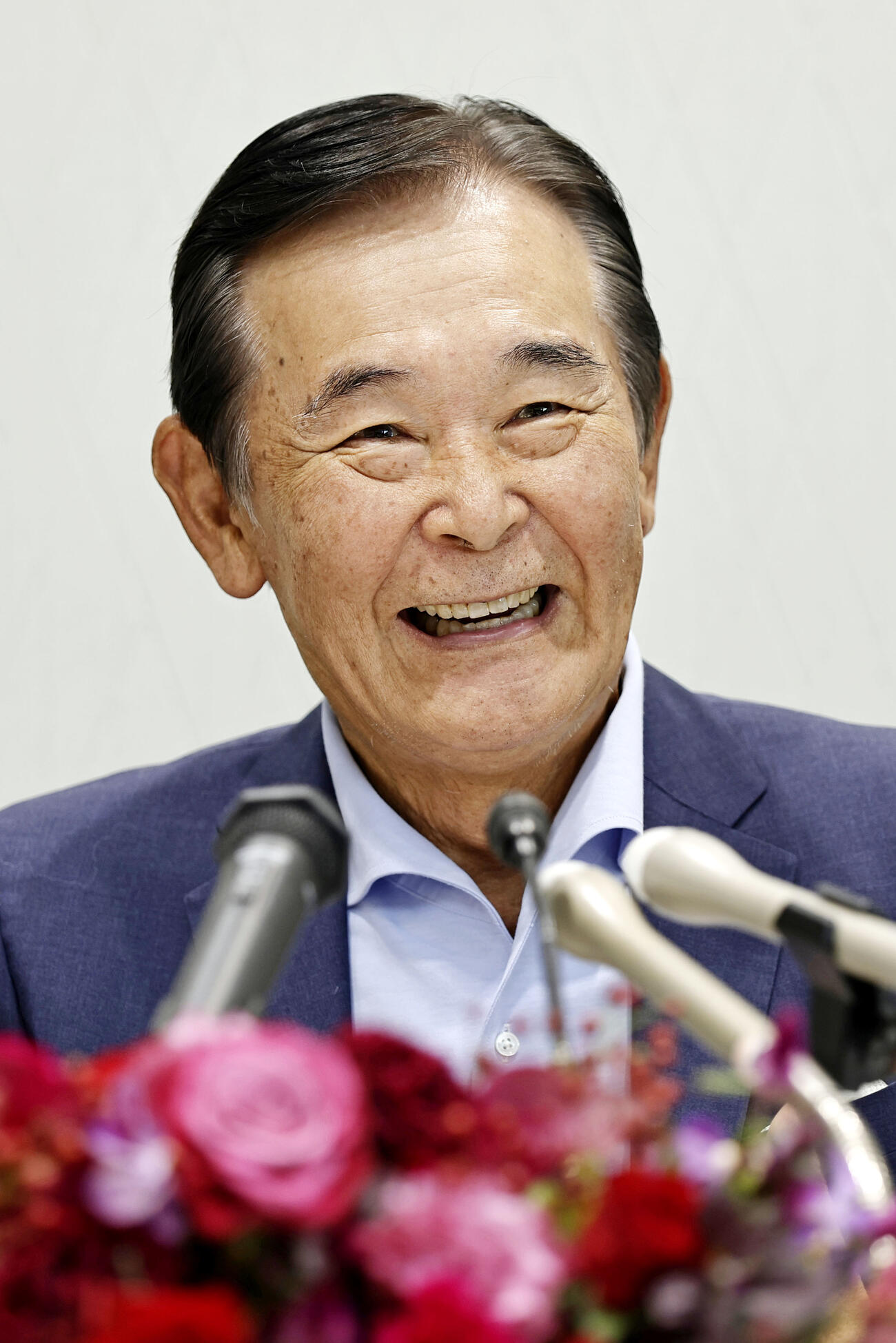 文化勲章に選ばれ、記者会見で喜びを語る作曲家の都倉俊一さん＝23日午前、東京都港区