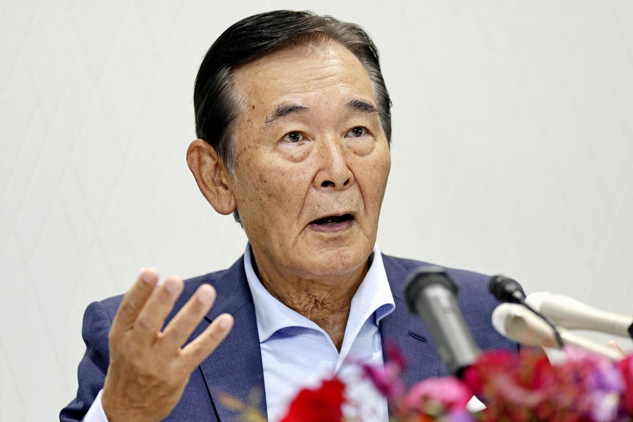 文化勲章に選ばれ、記者会見で喜びを語る作曲家の都倉俊一さん＝23日午前、東京都港区
