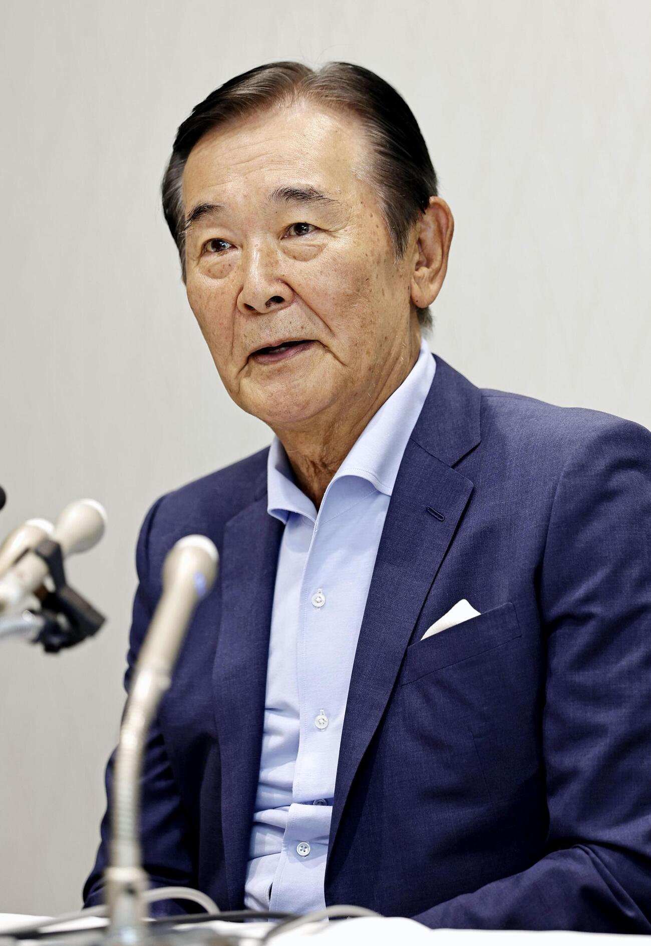 文化勲章に選ばれ、記者会見で喜びを語る作曲家の都倉俊一さん＝23日午前、東京都港区