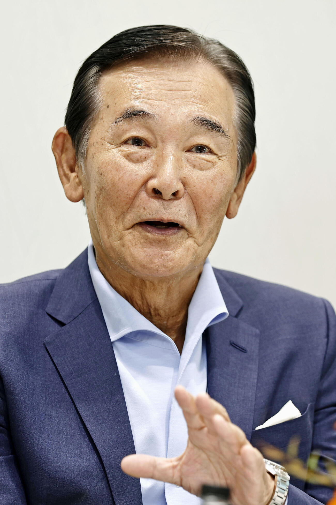 文化勲章に選ばれ、記者会見で喜びを語る作曲家の都倉俊一さん＝23日午前、東京都港区