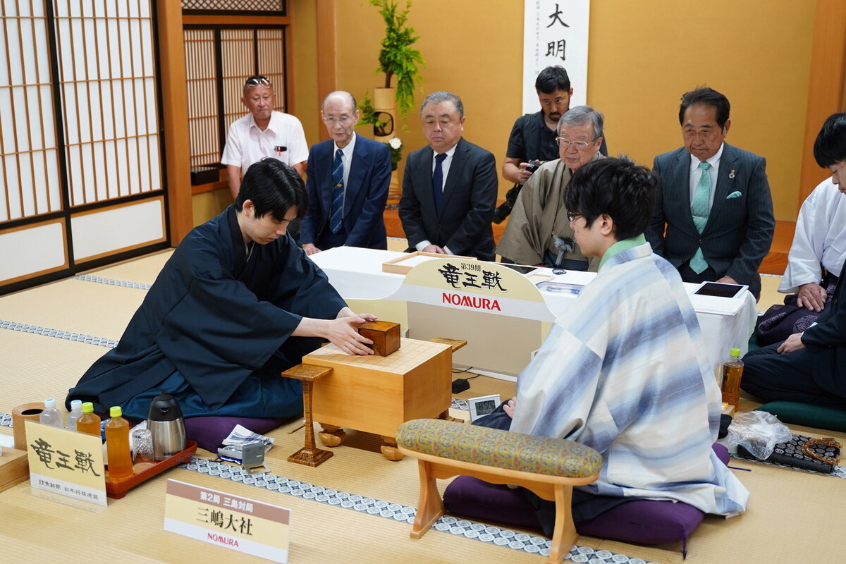 藤井聡太竜王（左）が62手目を封じていた竜王戦第2局は2日目を再開（右は服部慎一郎七段、日本将棋連盟提供）