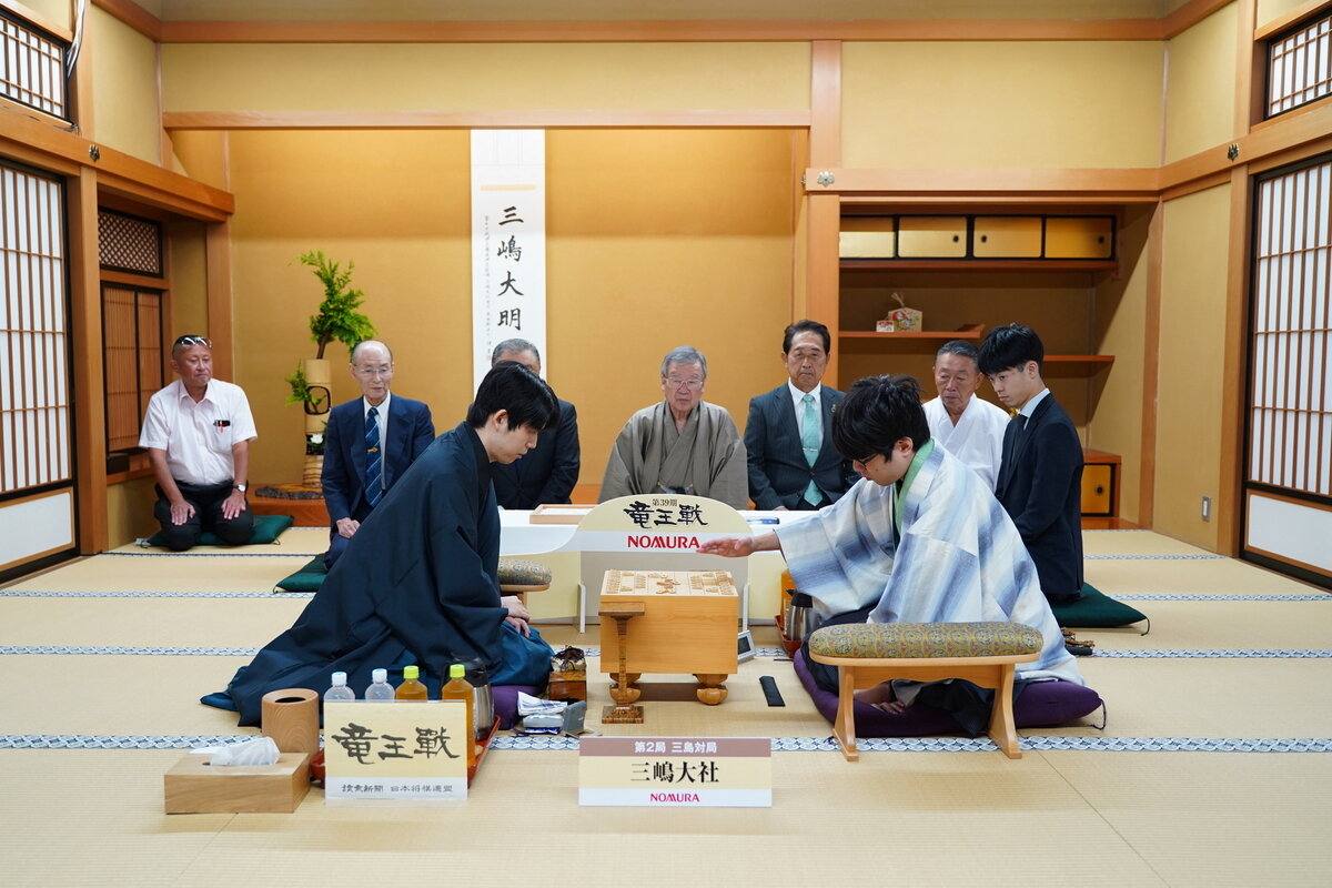 藤井聡太竜王（左）に服部慎一郎七段（右）が挑戦する竜王戦7番勝負第2局は2日目が再開された（日本将棋連盟提供）