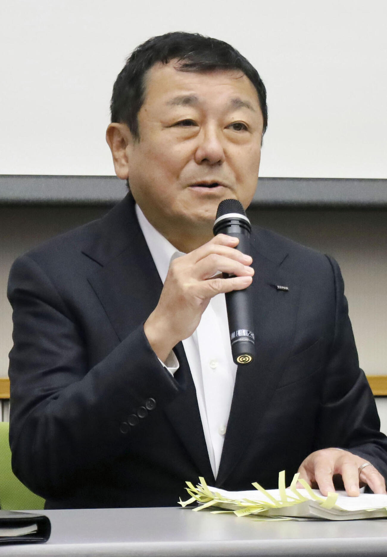 記者会見する東京電力柏崎刈羽原発の稲垣武之所長＝22日午前、新潟県刈羽村（共同）