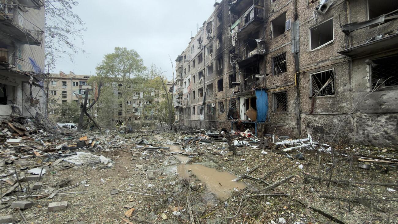 ロシア軍の攻撃を受けたウクライナ南部ヘルソン州の様子＝17日（ヘルソン州当局提供・ゲッティ＝共同）