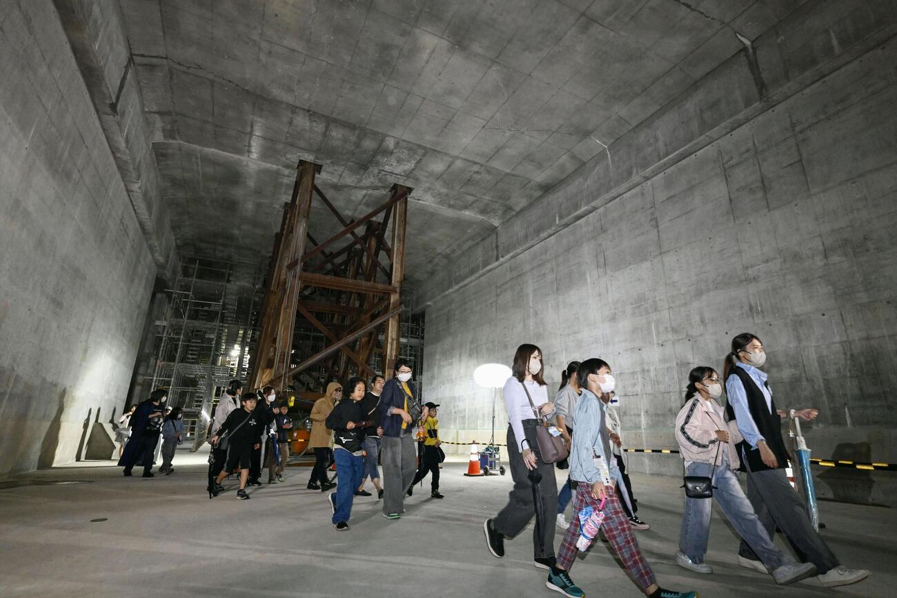 建設が進むリニア中央新幹線の神奈川県駅（仮称）の工事現場を見学する地元の子どもたち＝24日午前、相模原市（共同）