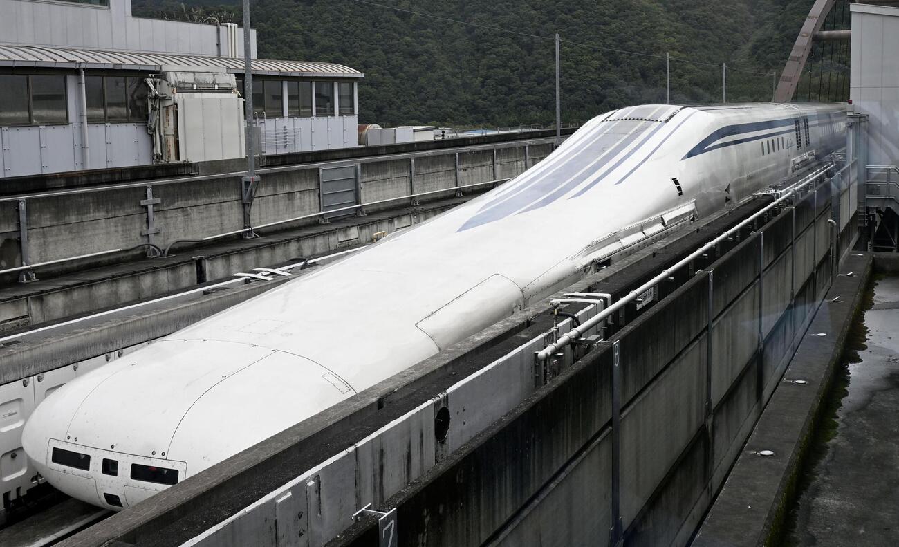 リニア中央新幹線の試験車両＝9月、山梨県都留市（共同）