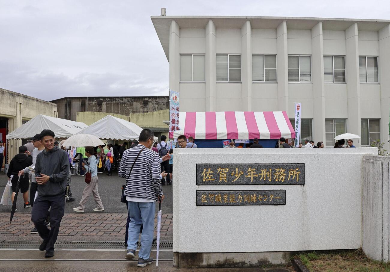 さが矯正展でにぎわう佐賀少年刑務所＝24日午前、佐賀市(共同)