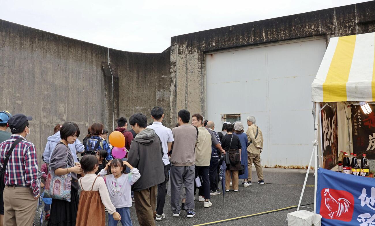 佐賀少年刑務所の所内見学で、塀の中に入る来場者＝24日午前、佐賀市(共同)