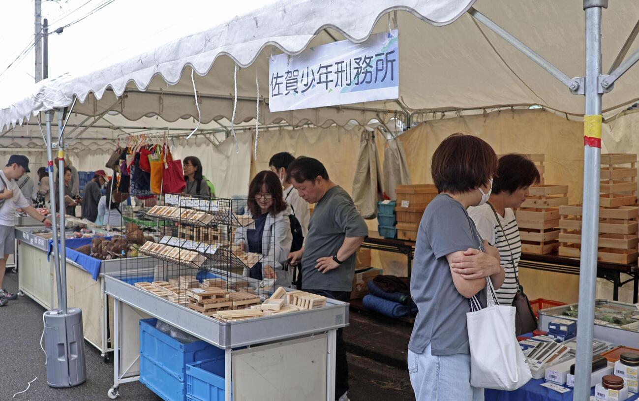受刑者が製作した製品を販売する露店＝24日午前、佐賀市(共同)