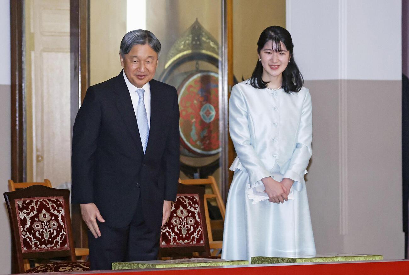 秋季雅楽演奏会に臨まれる天皇陛下と愛子さま＝24日午後、皇居（代表撮影）(共同)