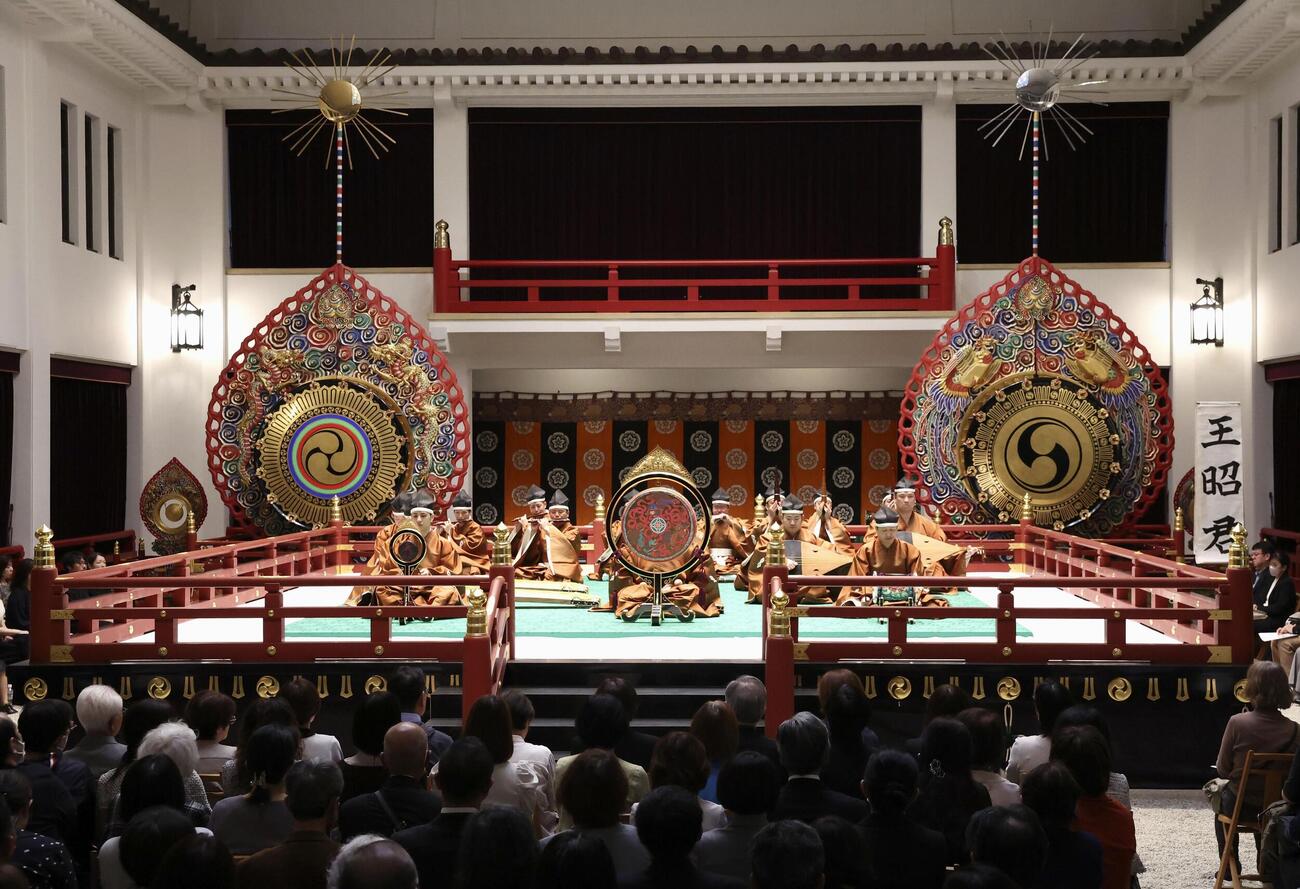 皇居で開かれた秋季雅楽演奏会＝24日午後（代表撮影）(共同)