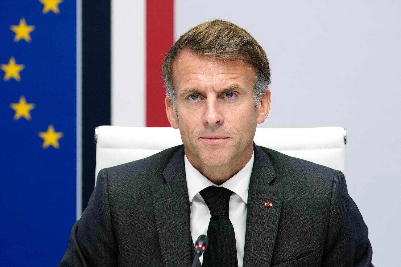 フランス大統領府で情報機関との会合に出席したマクロン大統領＝22日、パリ（AP＝共同）