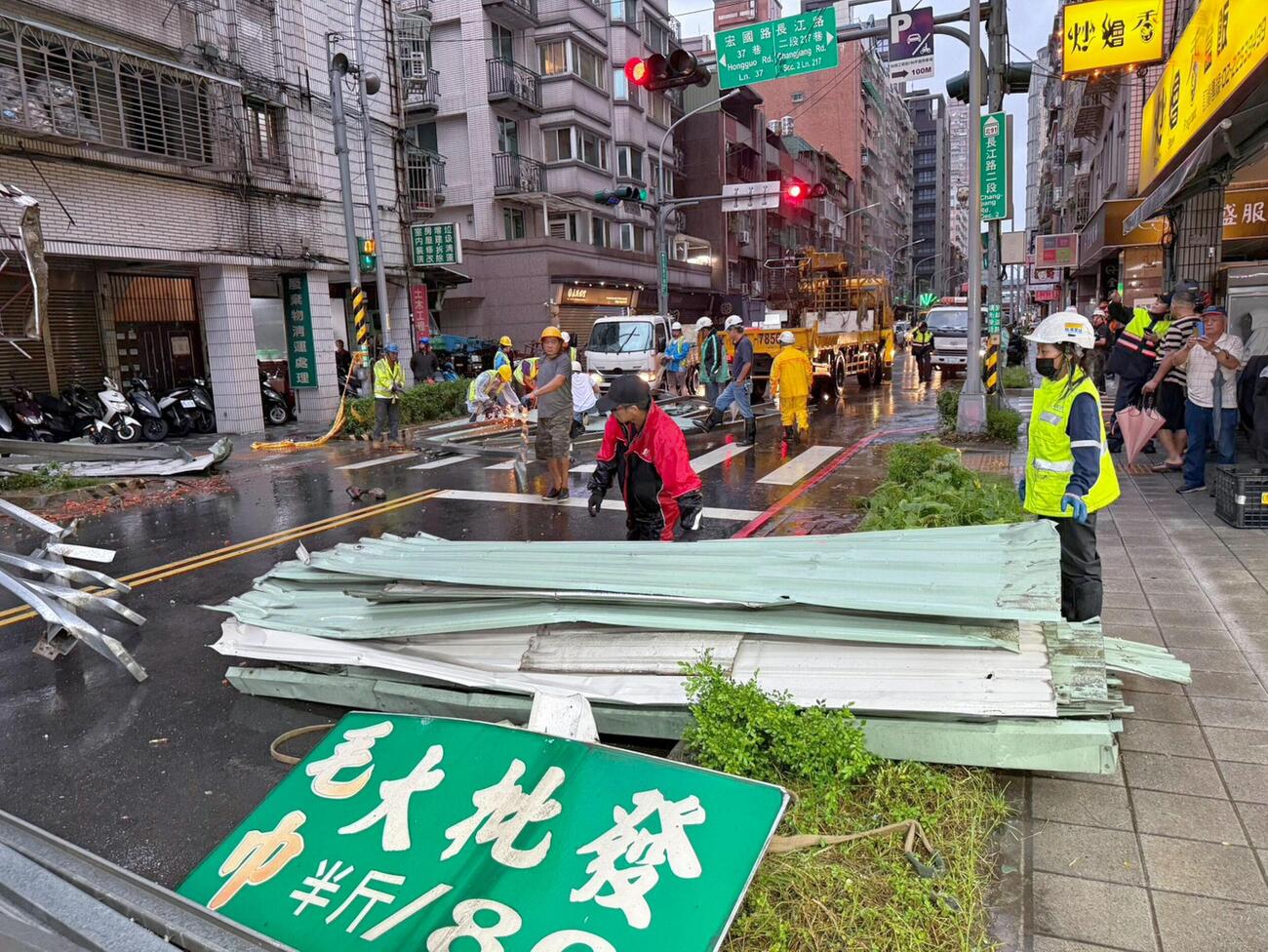 台風30号の影響で路上に落下したトタン板＝23日、台湾北部・新北市（中央通信社＝共同）