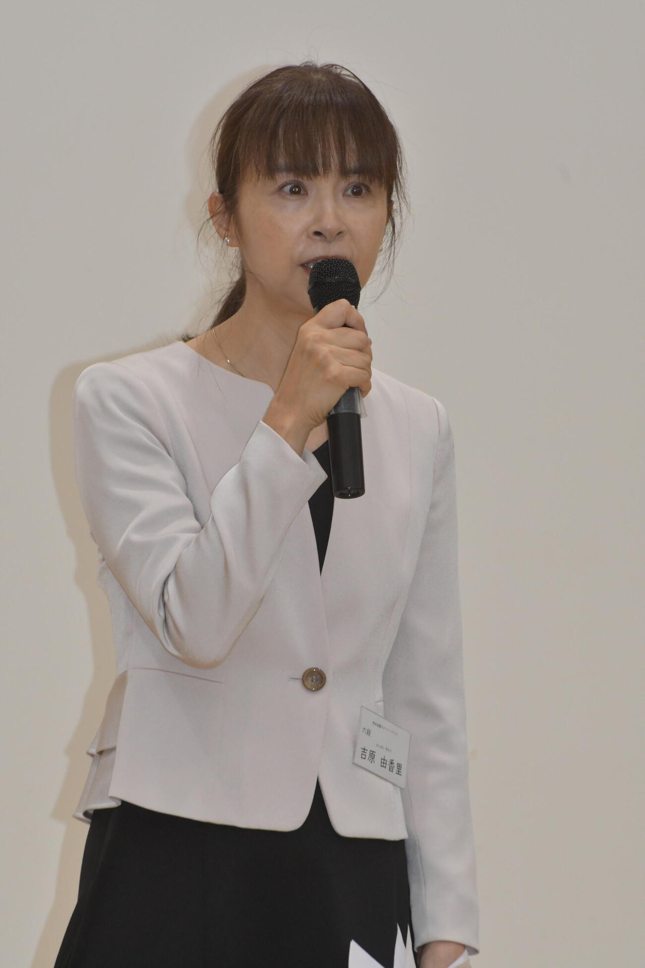熊本地震チャリティー囲碁イベントの開会式であいさつする吉原由香里六段
