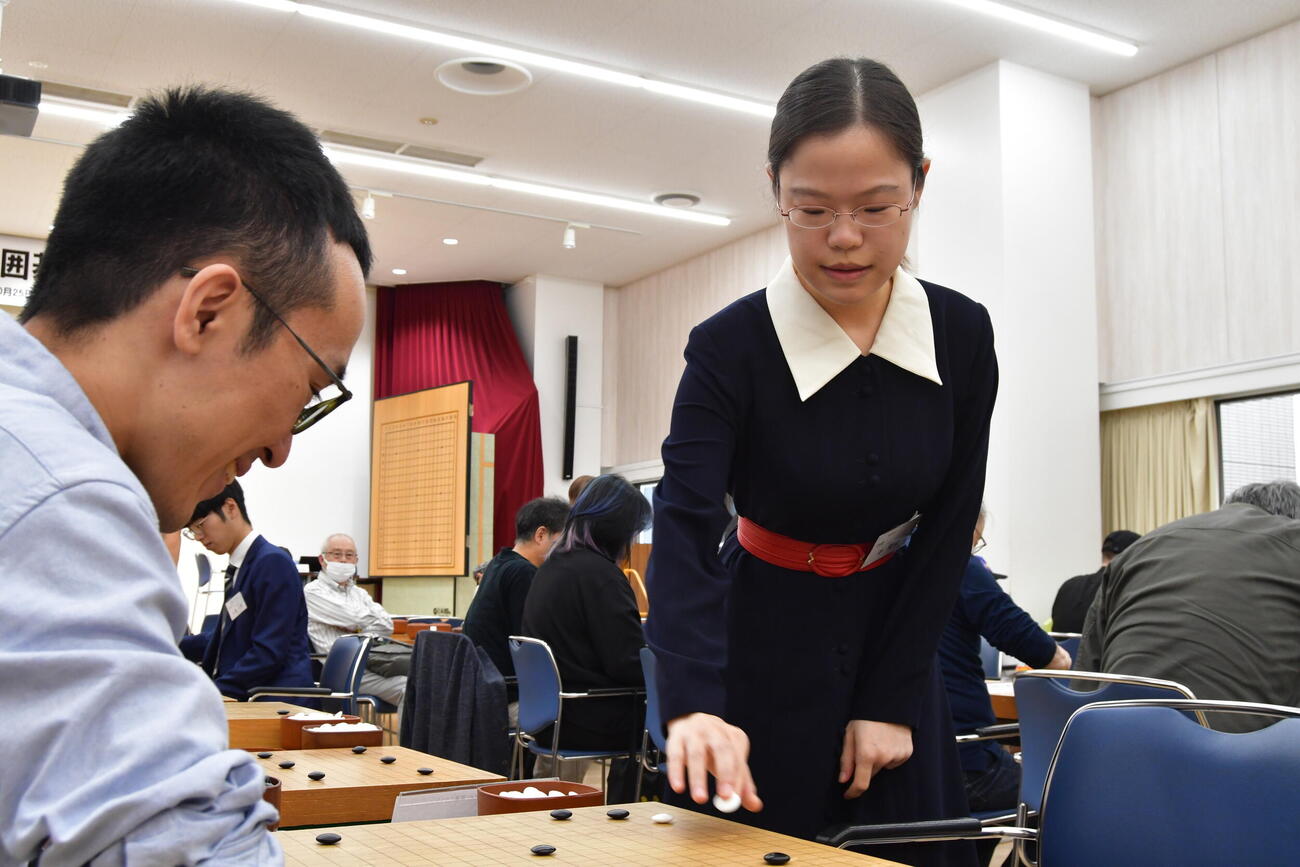 チャリティーイベントの最初は趣旨に賛同して参加した牛栄子四段ら棋士との指導碁