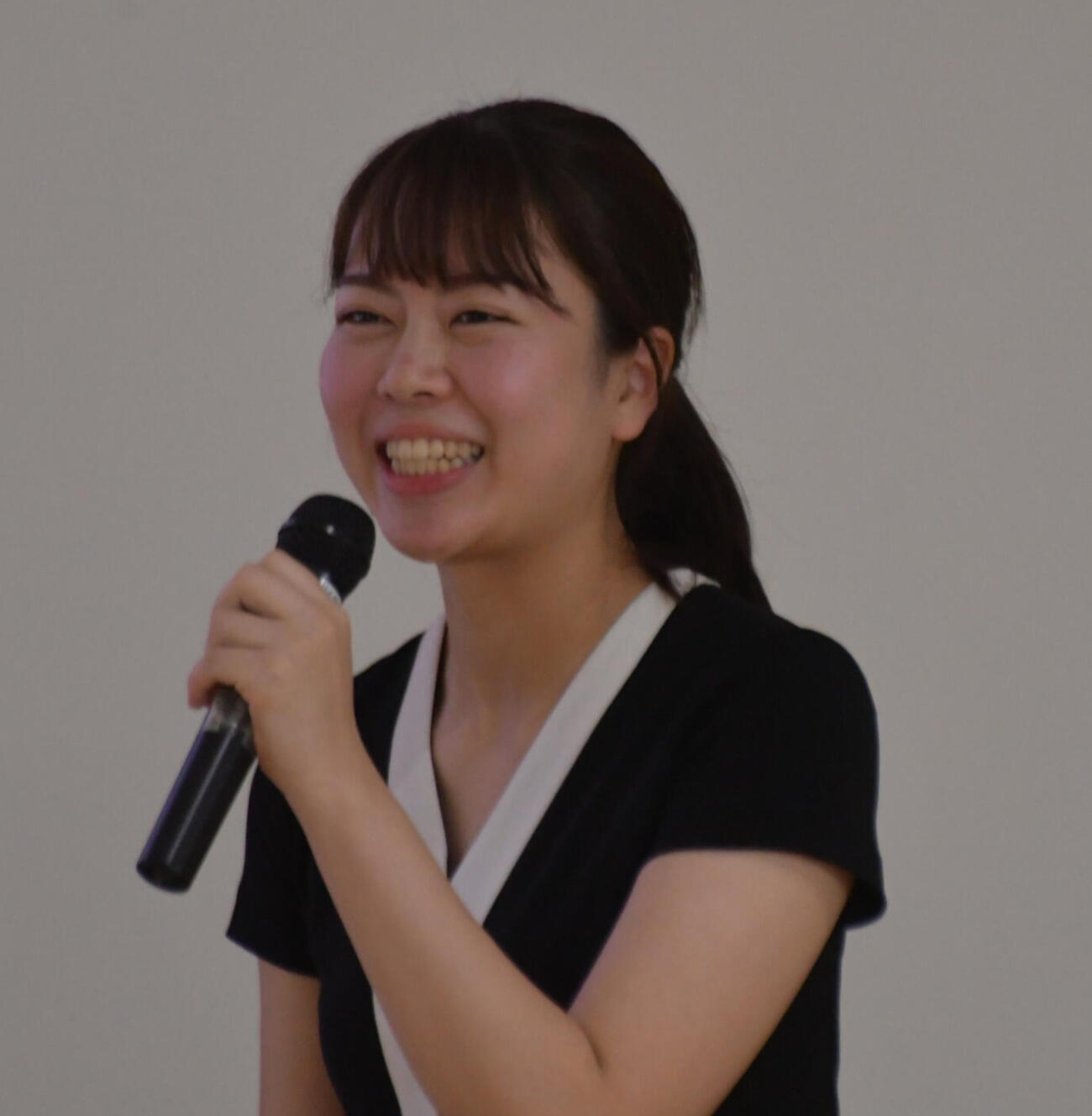 公開対局で勝って笑顔を見せる上野愛咲美女流名人