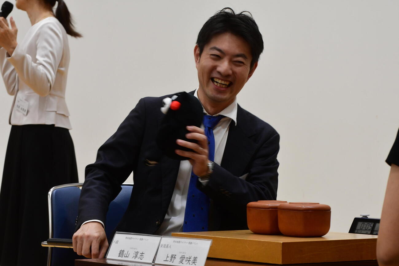 くまモンを手に公開対局に臨んだ熊本市出身の鶴山淳志八段