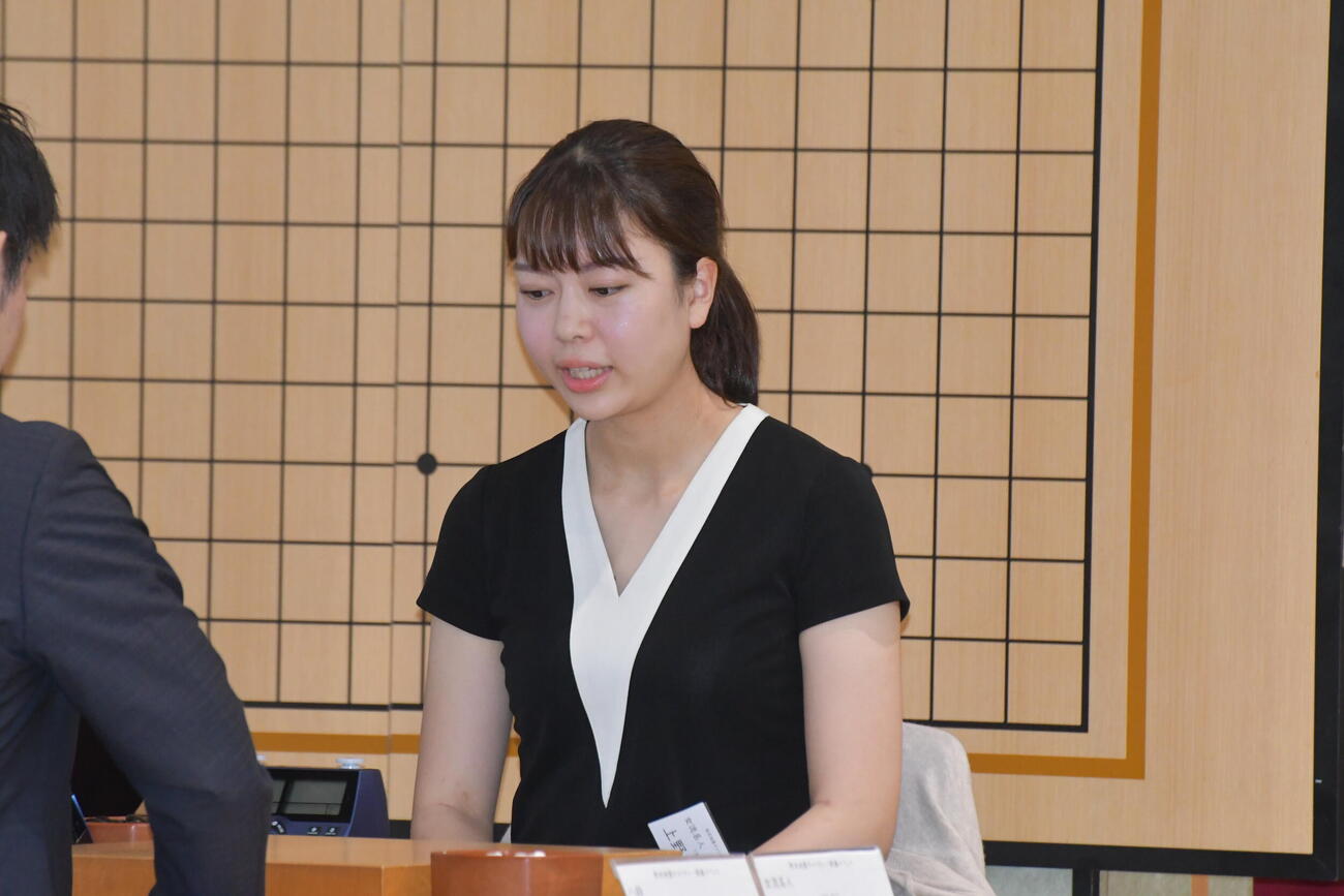 鶴山淳志八段との公開対局を行った上野愛咲美女流名人