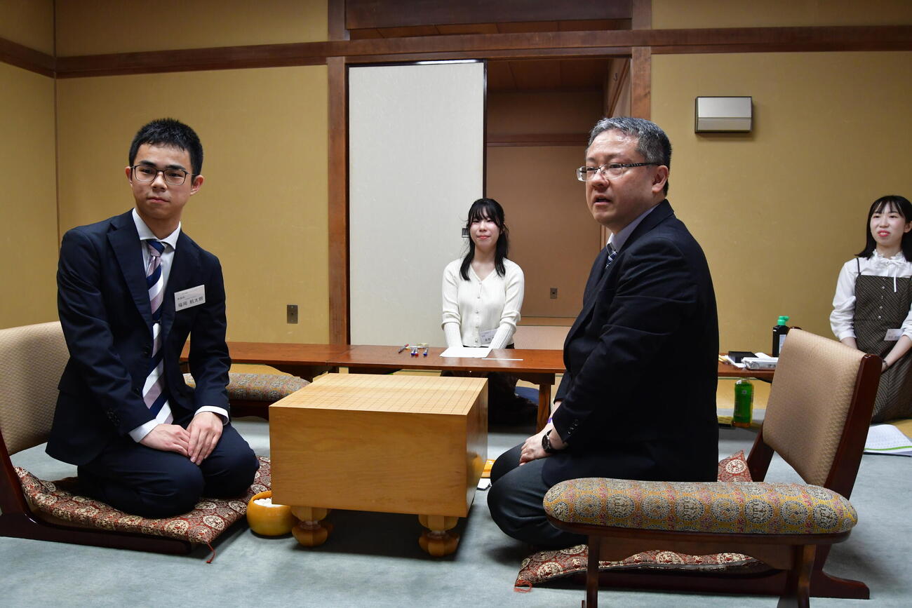 ファンとのプレミアム指導碁に応じる福岡航太朗本因坊（左）