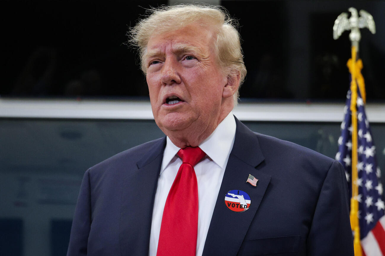 米中間選挙の期日前投票を終え、取材に応じるトランプ大統領＝24日、フロリダ州（ゲッティ＝共同）