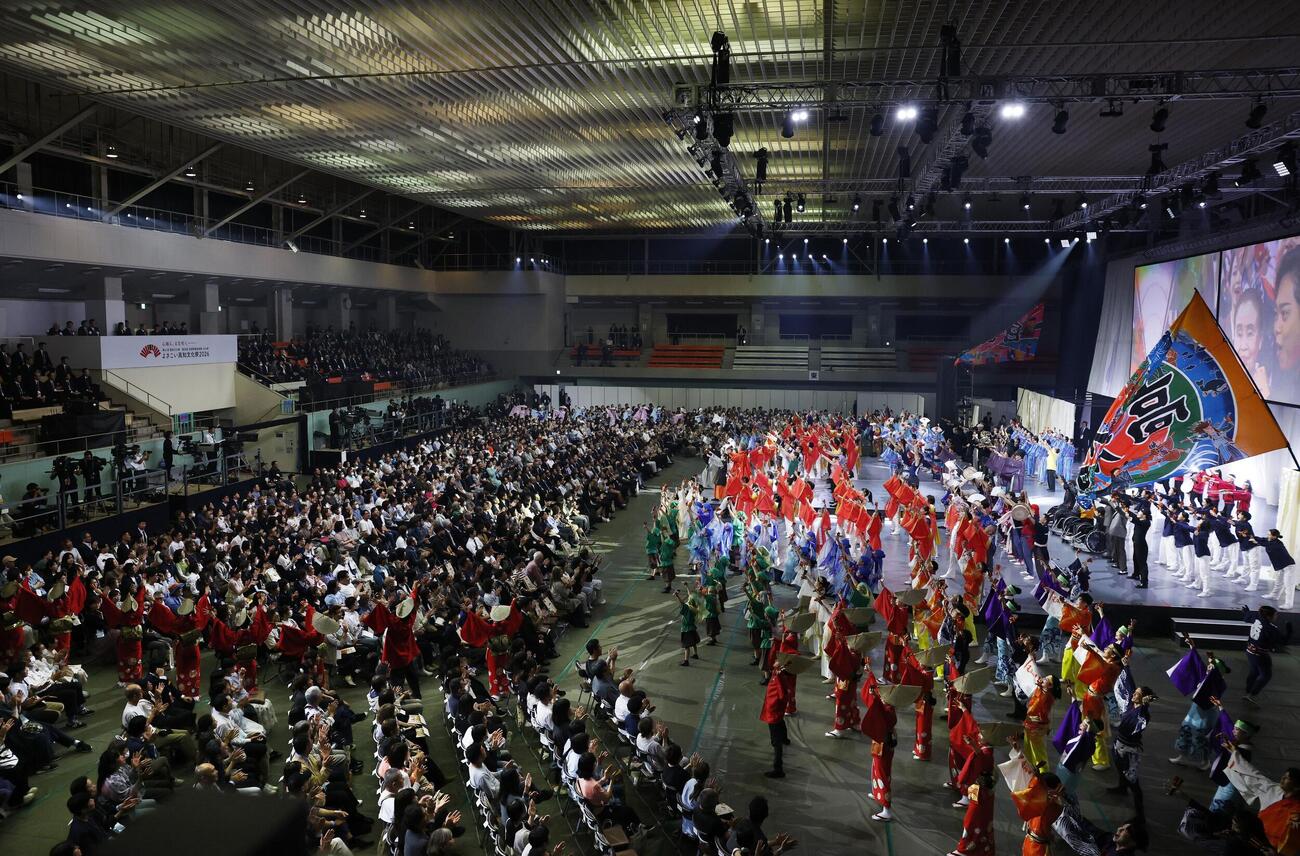天皇、皇后両陛下が出席された国民文化祭と全国障害者芸術・文化祭の開会式＝25日午後、高知市(共同)