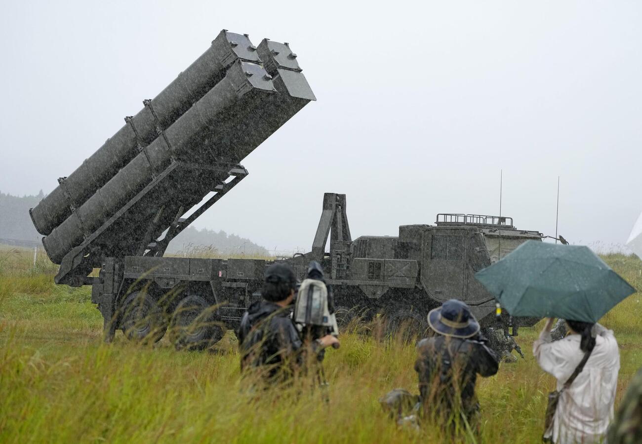 自衛隊と米軍の共同統合演習「キーン・ソード」で展開されている陸自の長射程ミサイル「25式地対艦誘導弾」＝25日午前、長崎県東彼杵町の大野原演習場(共同)