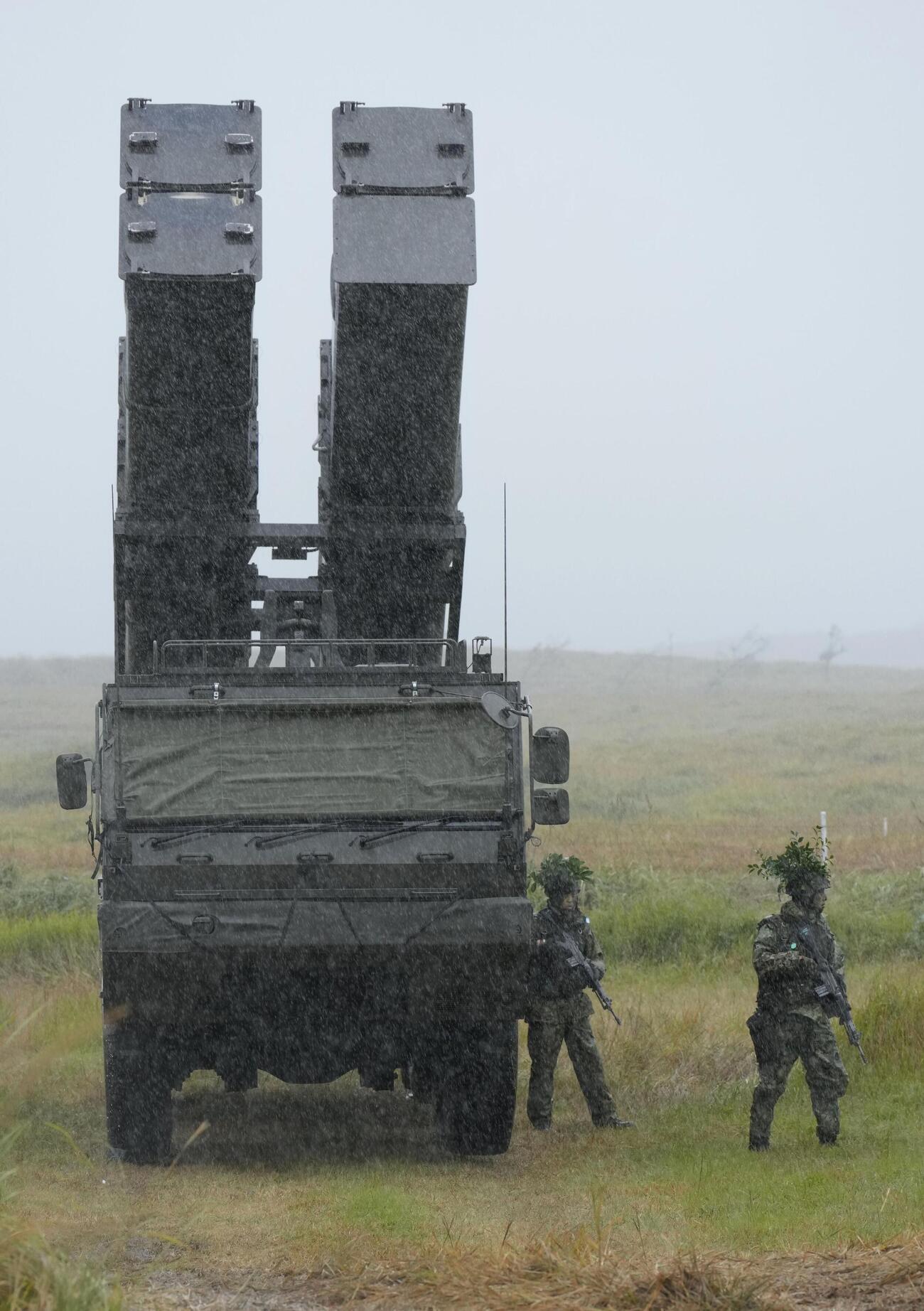 自衛隊と米軍の共同統合演習「キーン・ソード」で展開されている陸自の長射程ミサイル「25式地対艦誘導弾」＝25日午前、長崎県東彼杵町の大野原演習場(共同)