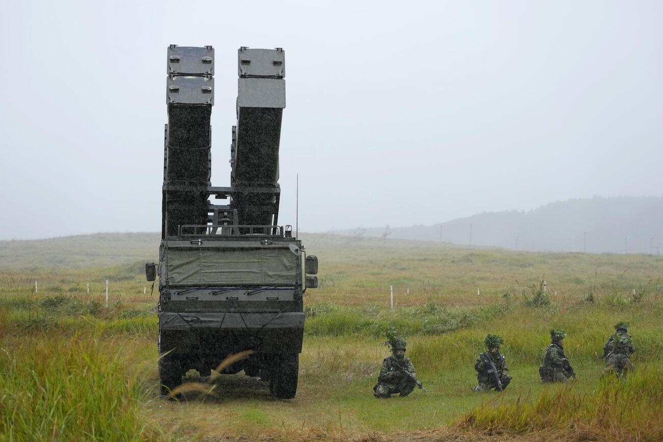 自衛隊と米軍の共同統合演習「キーン・ソード」で展開されている陸自の長射程ミサイル「25式地対艦誘導弾」＝25日午前、長崎県東彼杵町の大野原演習場(共同)