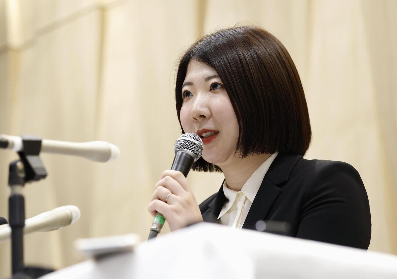記者会見する西山朋佳白玲（共同）