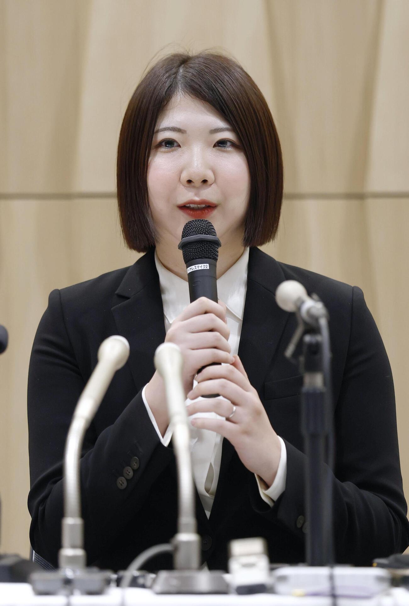 記者会見する西山朋佳白玲（共同）